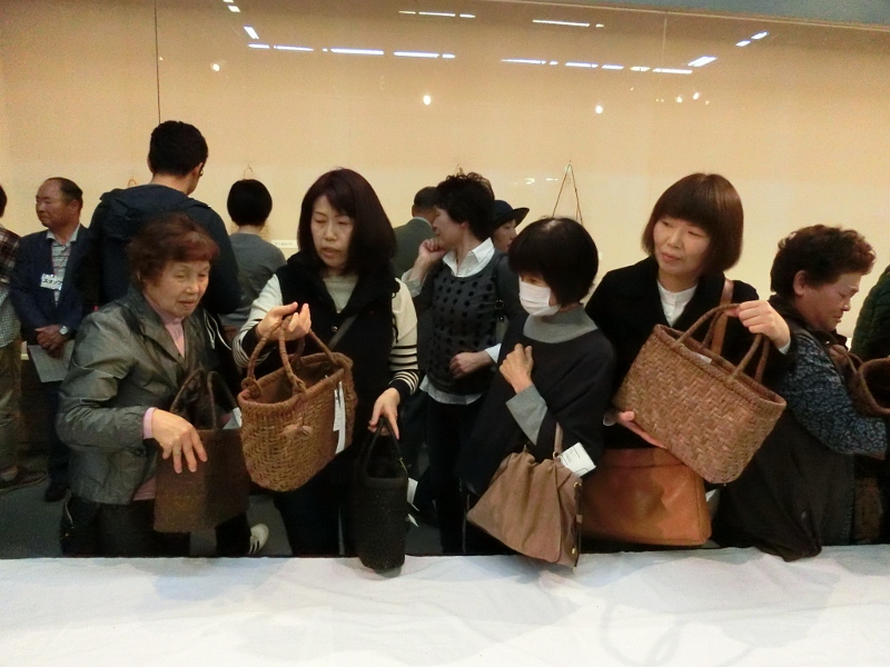 奥会津　編み組細工　工芸品　スタッフ　行く　三島町　交流センター　山びこ　自然素材　伝統的　手作り　受賞　お気に入り